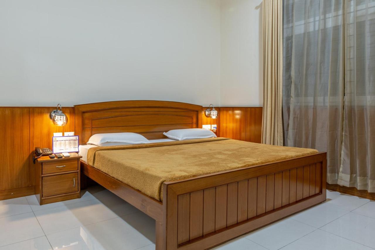 Kstdc Kumarakrupa Hotel Bangalore Exterior photo